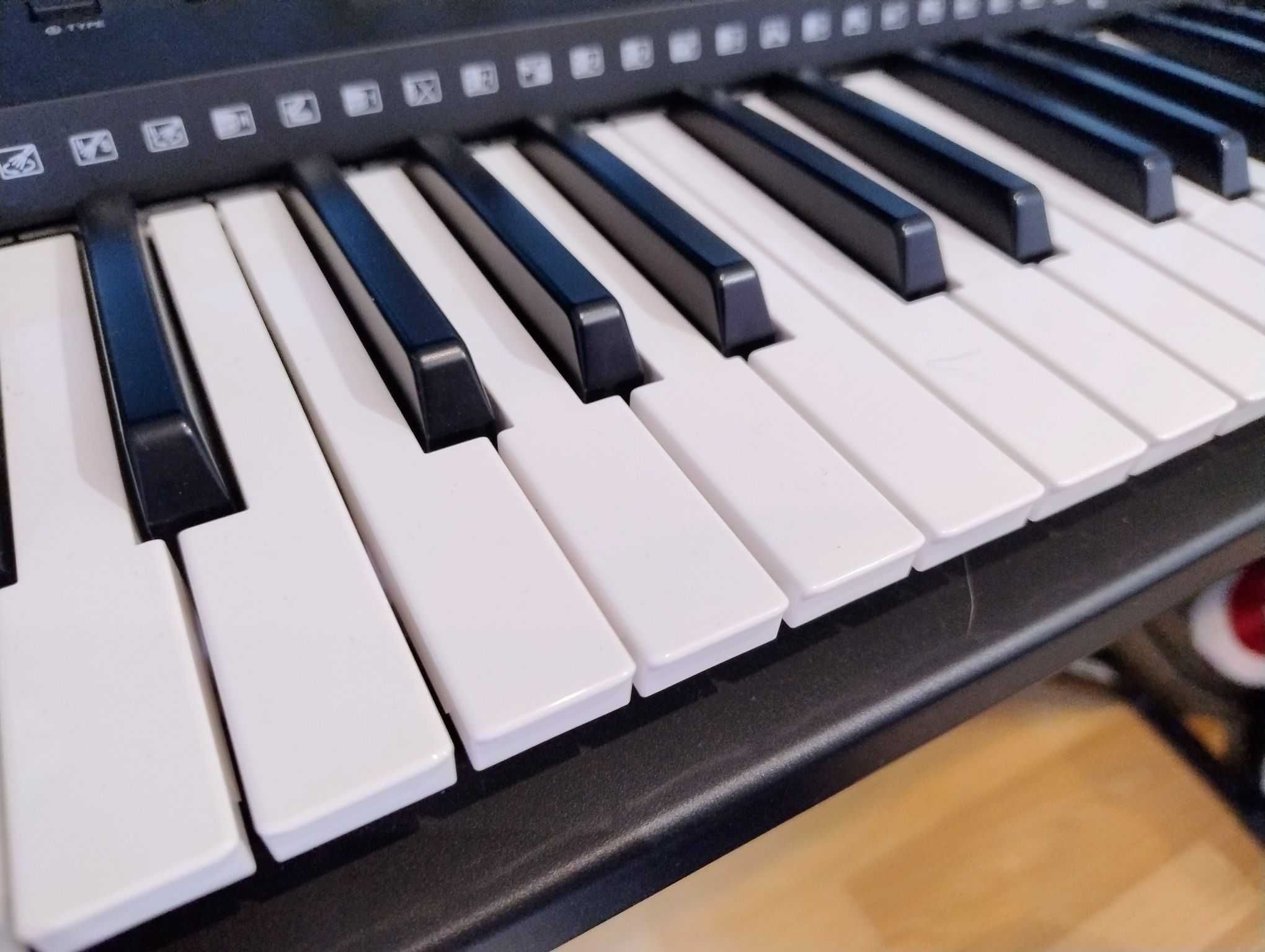 Keyboard Yamaha PSR-E453 wraz ze stojakiem.