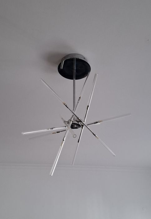 Candeeiro extrutura metalica cromado com 6 varetas e 12 lâmpadas.