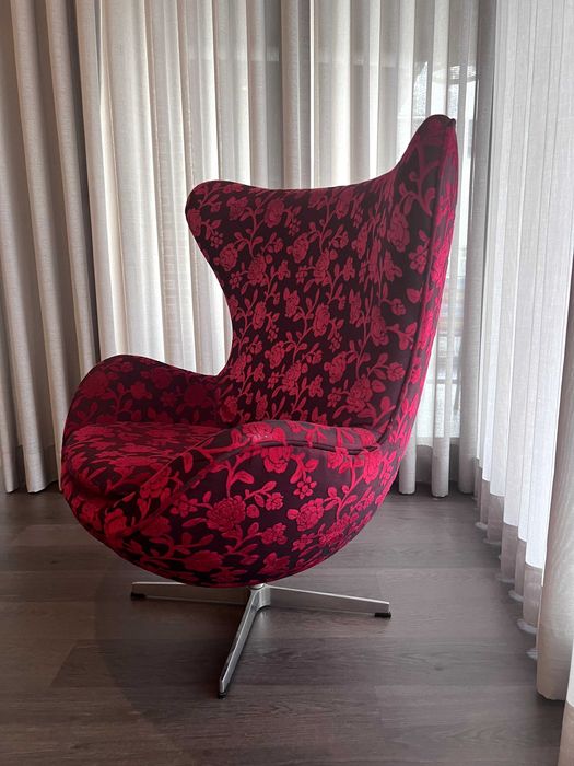 Vendo poltrona com banqueta, muito confortável e em bom estado.