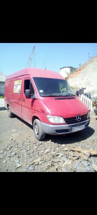 Надаю послуги вантажних перевезень