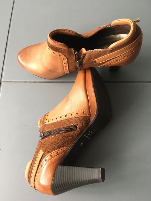 Vendo Botins em Plataforma Camel