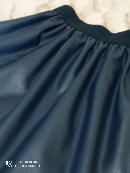 Шкільна спідниця шкірозамінника синього кольору