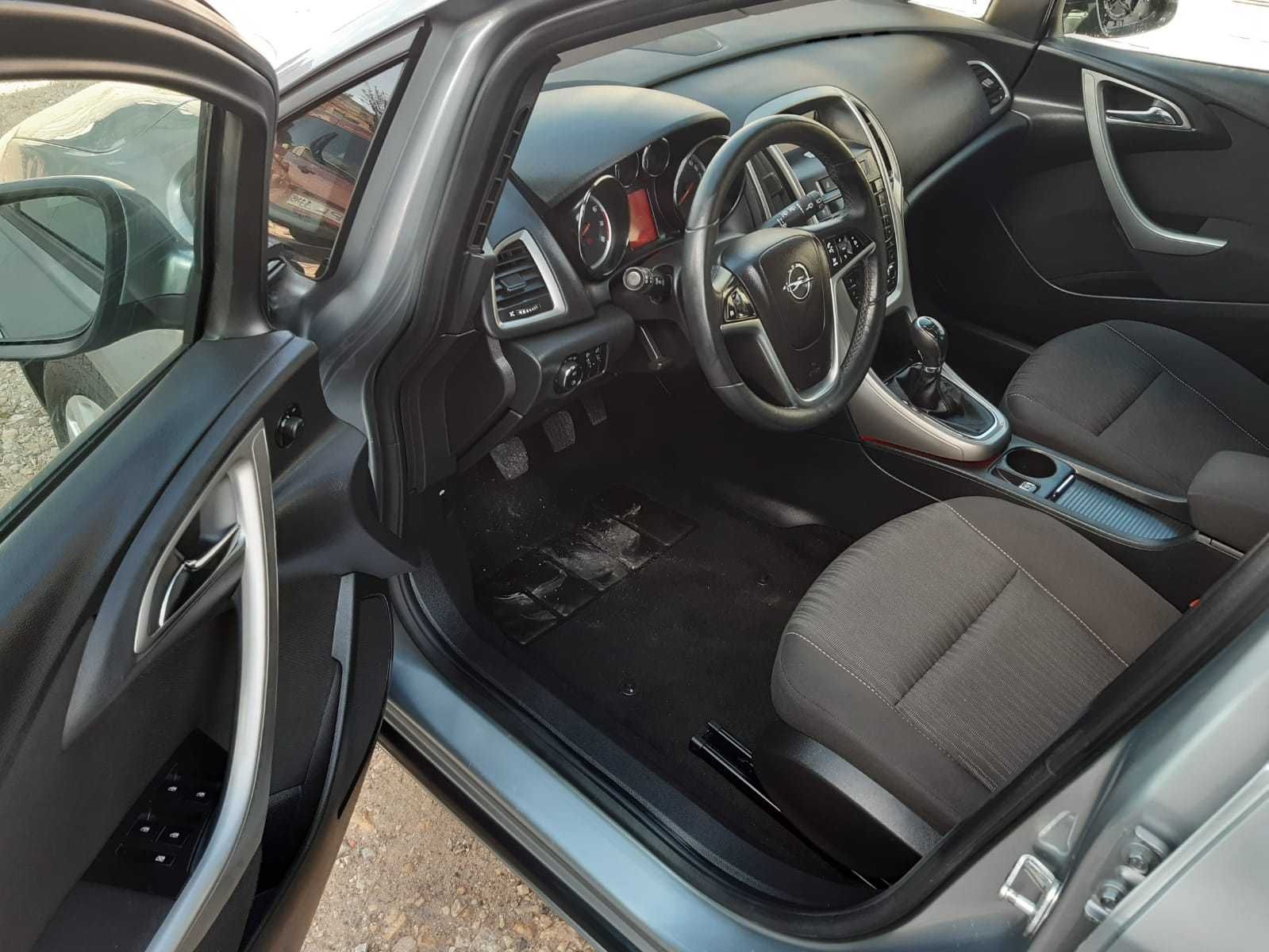 Opel Astra J kombi z małym przebiegiem