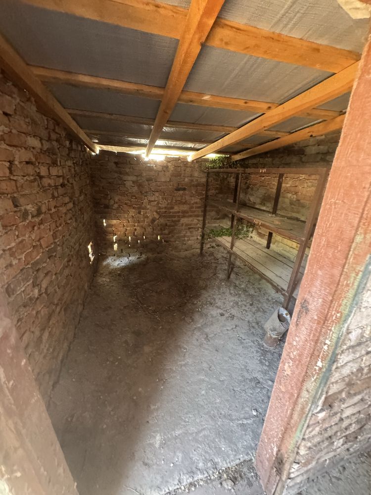 Продається будинок в центрі міста .