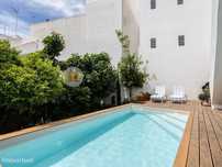 Moradia no Centro da Cidade com Jardim, Piscina e Garagem