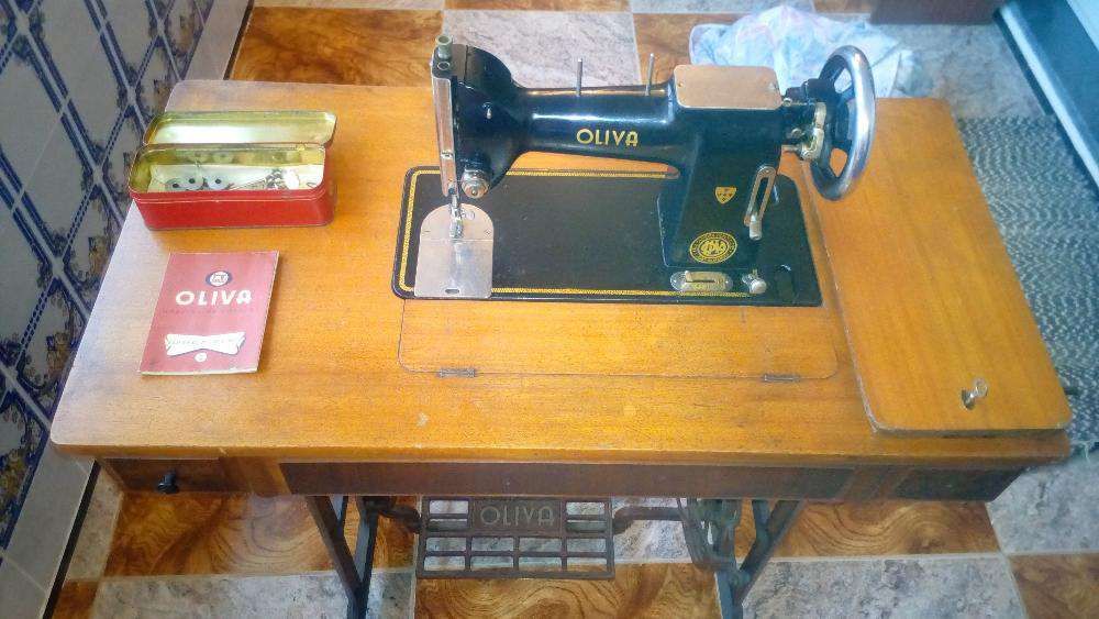 Máquina de costura OLIVA - Relíquia