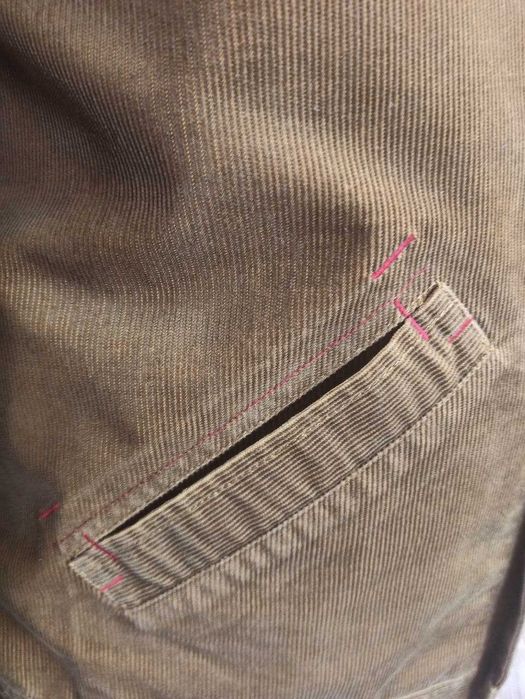 Куртка чоловіча коричневого кольору.