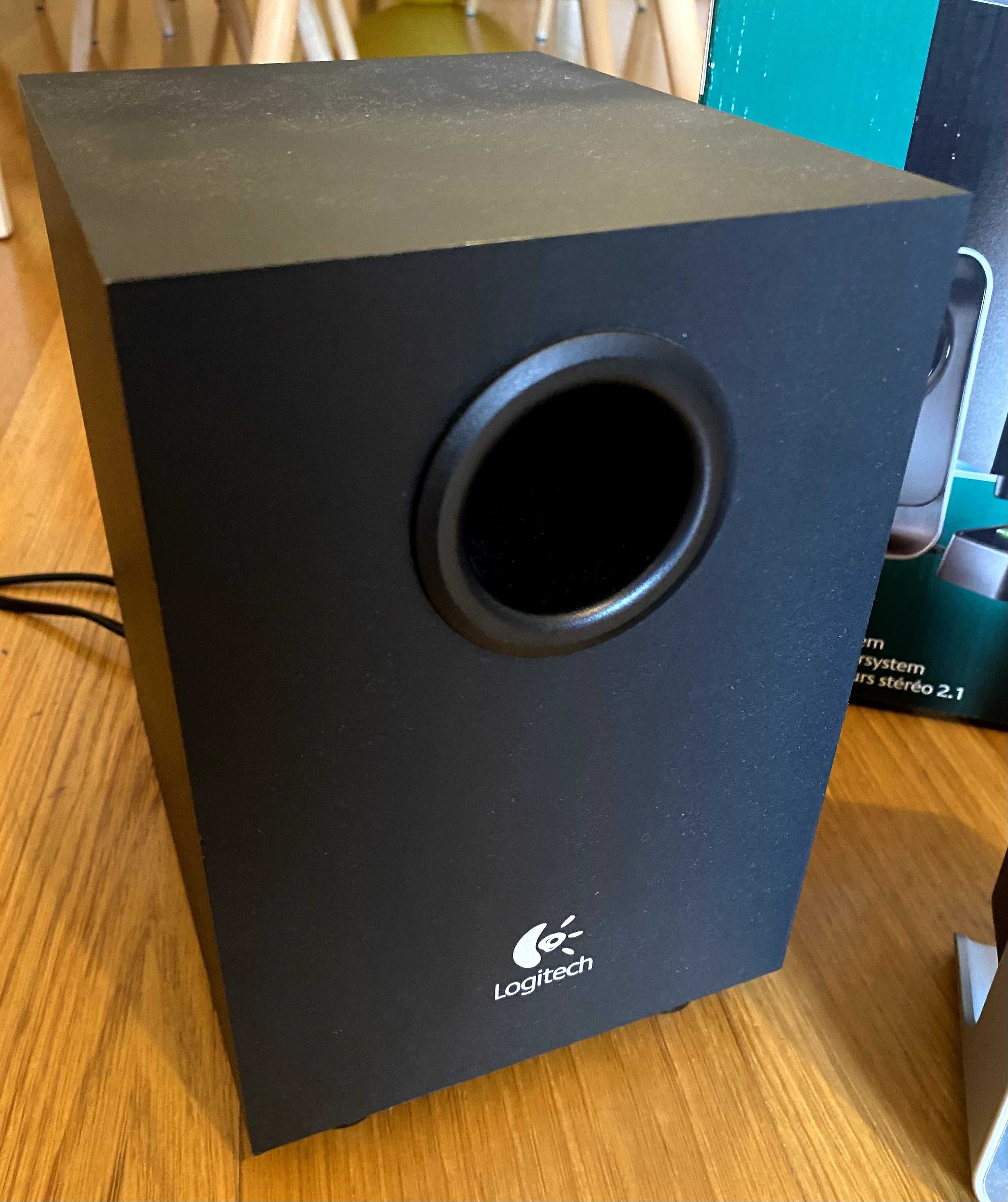 Sistema de som com 2 colunas e subwoofer da marca Logitech