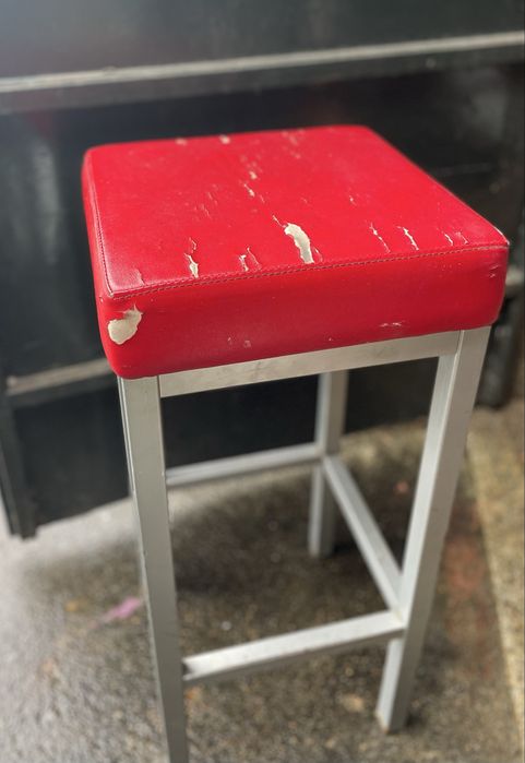 Estrutura de metal - banco alto forrado a couro