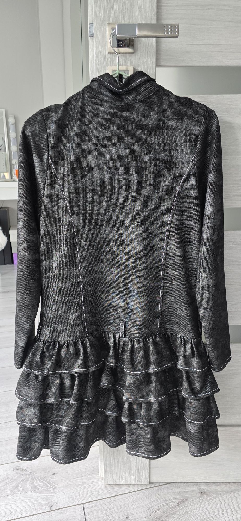 Sukienka koszulowa mini z falbankami ala czarny jeans moro, s.bdb