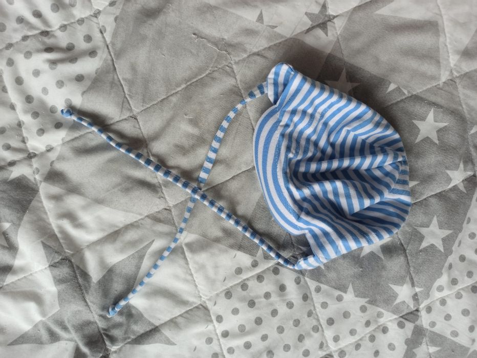 Czapeczka letnia wiązana z daszkiem obwód 48/49