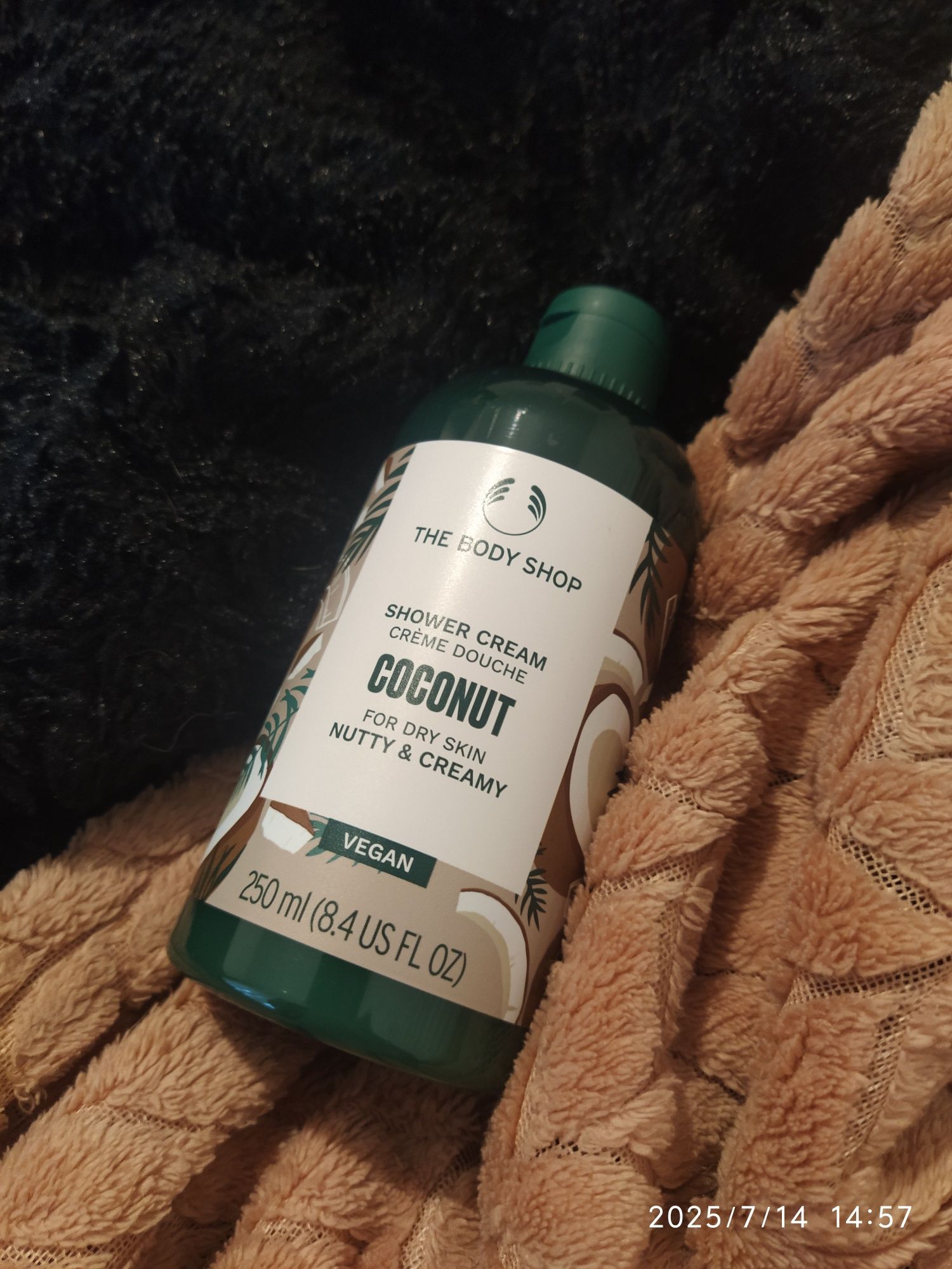 Kremowy żel pod prysznic The Body Shop Coconut o pojemności 250 ml to