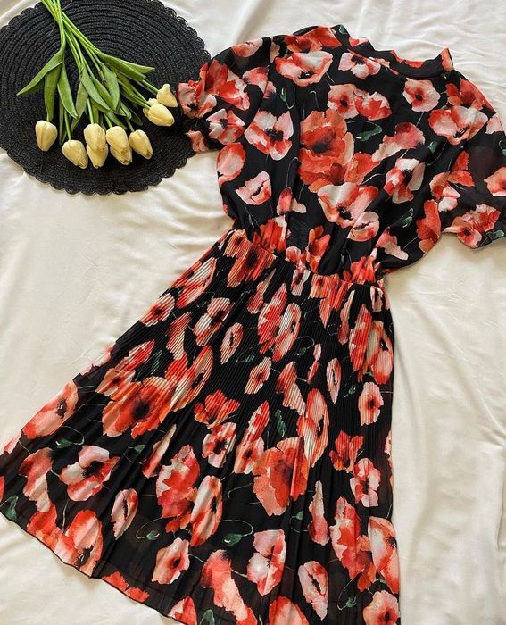 Сукня в червоні маки