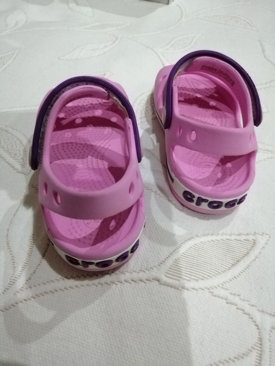 crocs sandália menina Rosa tamanho 8 corresponde  24-25