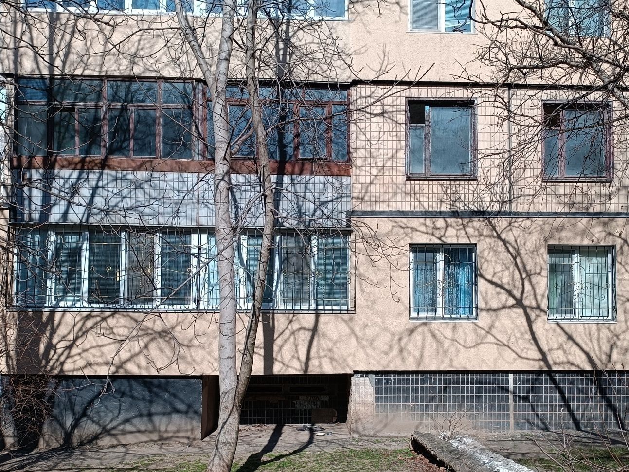 Продам 3 комнатную квартиру на Коротченко ,2этаж 9 этажки .