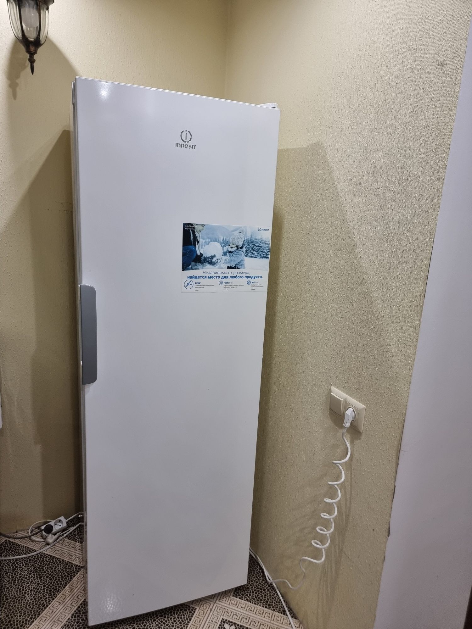 Продам морозильну камеру Indesit
