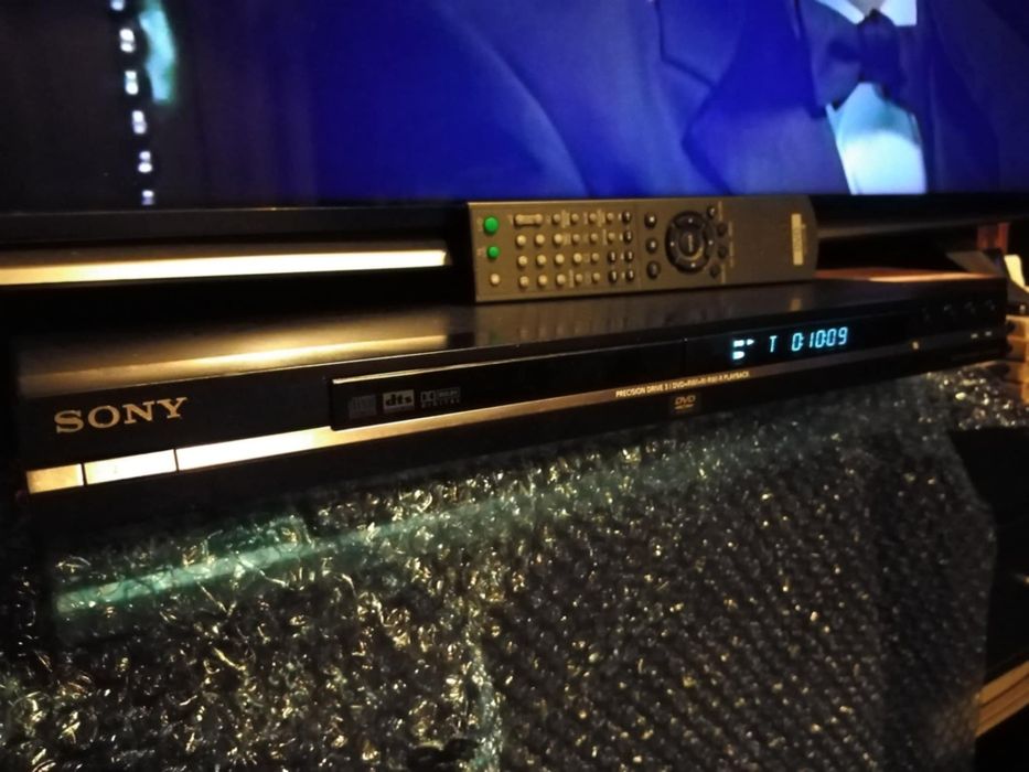 Leitor de DVD's e CDs Sony com comando.