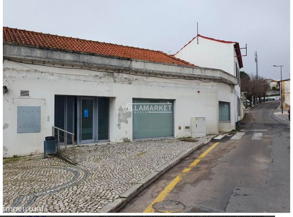 Loja da banca com 220 m2 situada no centro de Vila Nova da Barquinha