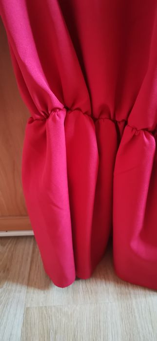 Sukienka czerwona z falbaną elegancka