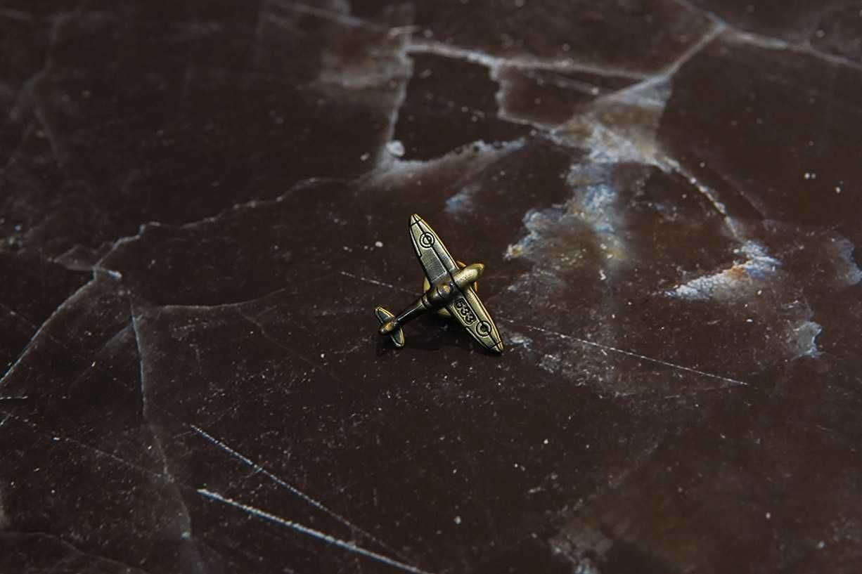 Wpinka mosiężna Spitfire WW2 II wojna światowa pin przypinka odznaka