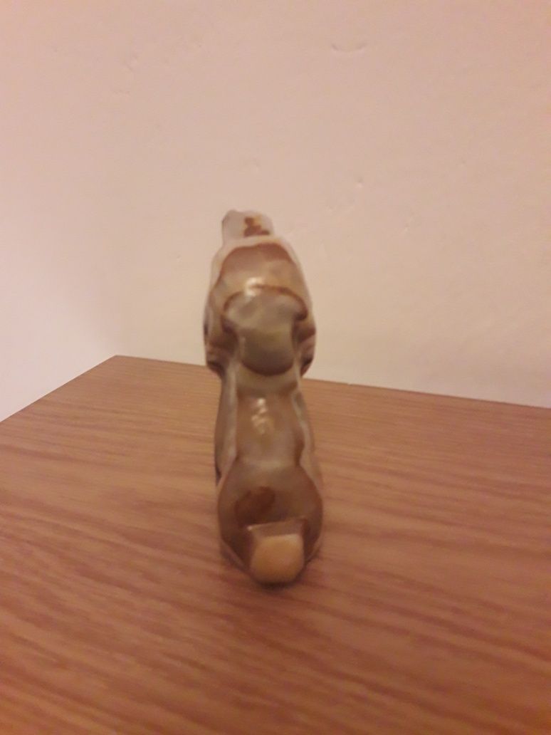 Aragonit rzeżba przedstawiająca siedzącego psa figurka brąz pasy onyks