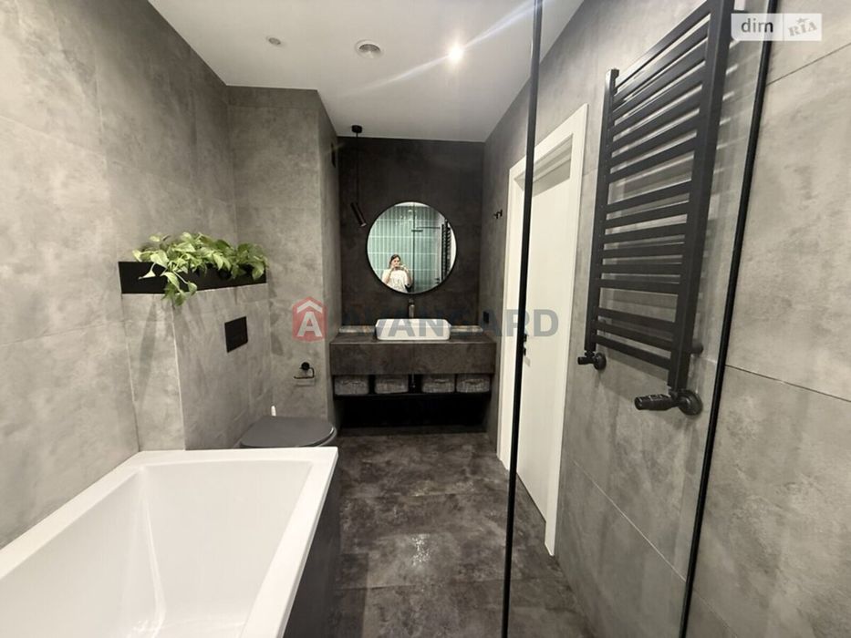 простора трьох кімнатна квартира