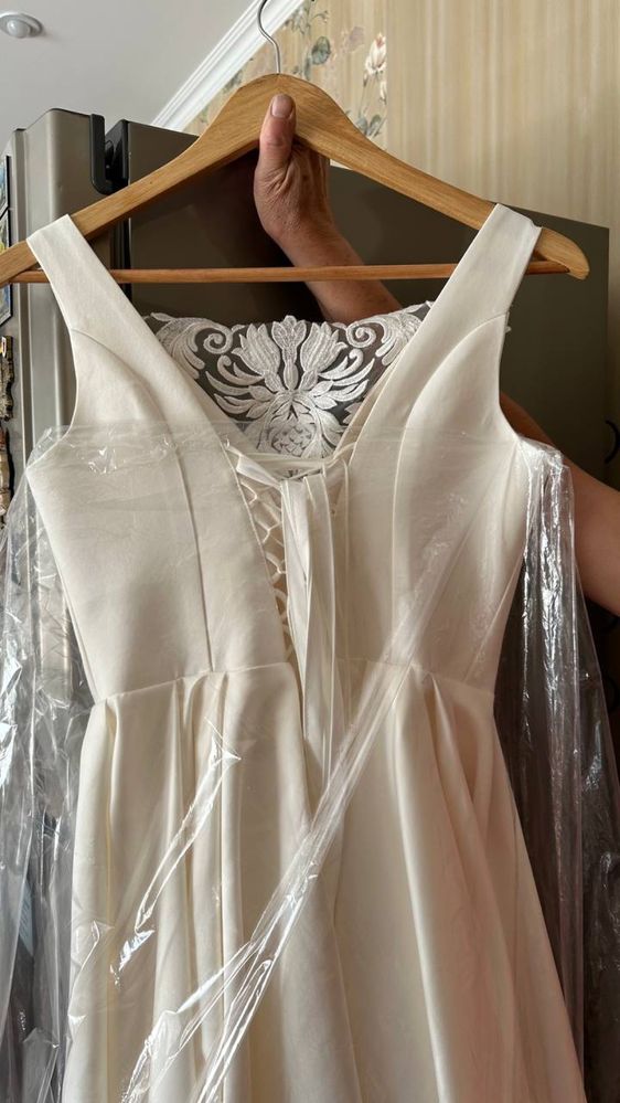 Продам весільну сукню на розмір  L-XL кольору айворі.