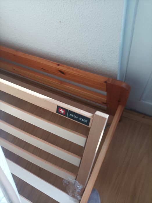 Quarto completo com cama , colchão,  espelho e mesinha de cabeceira .