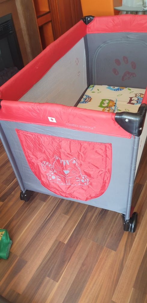 Spszedam 1 komplet  łóżeczko i  krzesełko do karmienia  dziecka