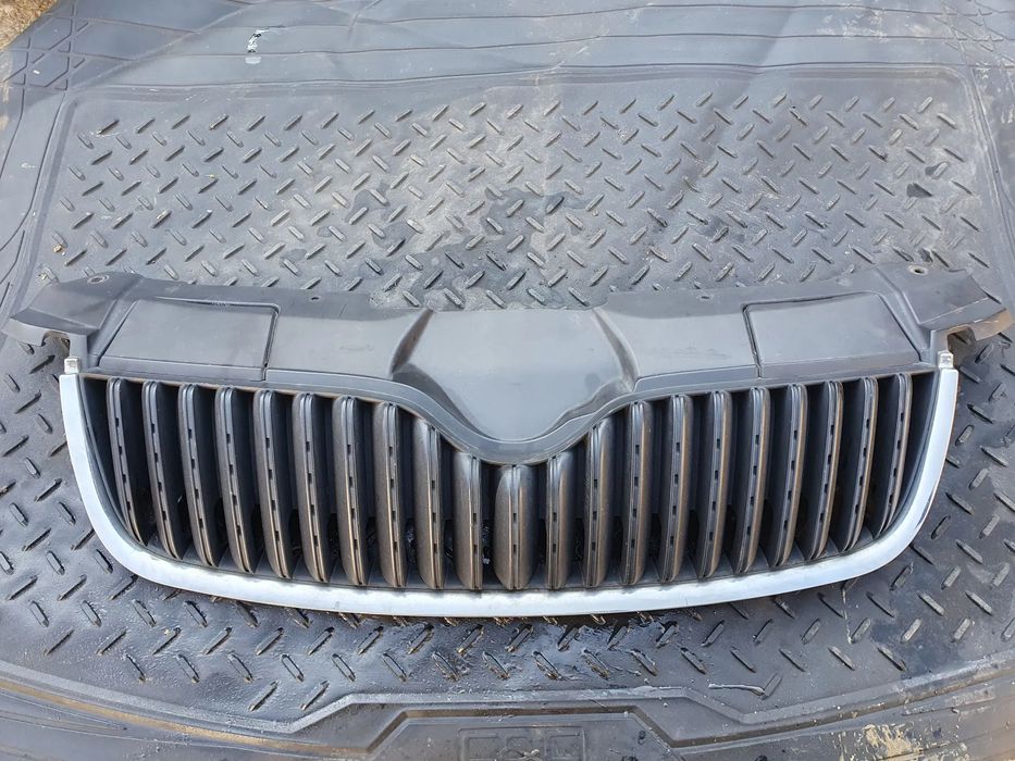 SKODA ROOMSTER FABIA II GRILL ATRAPA ZDERZAKA PRZÓD 5J0853668A RAMKA CHROM POSIADAM 2 SZT