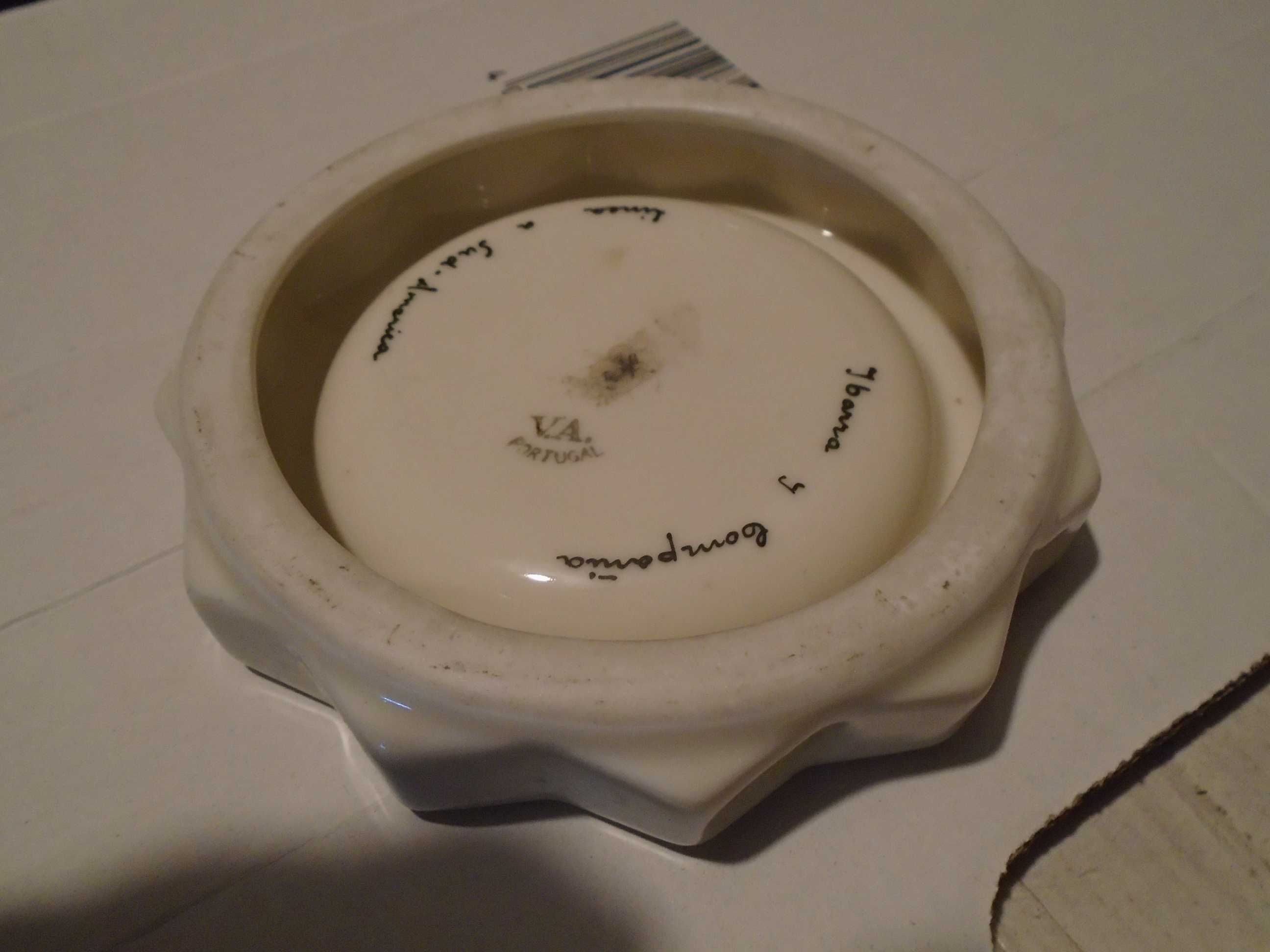 Cinzeiro antigo em porcelana com representação de toureiro (VA)
