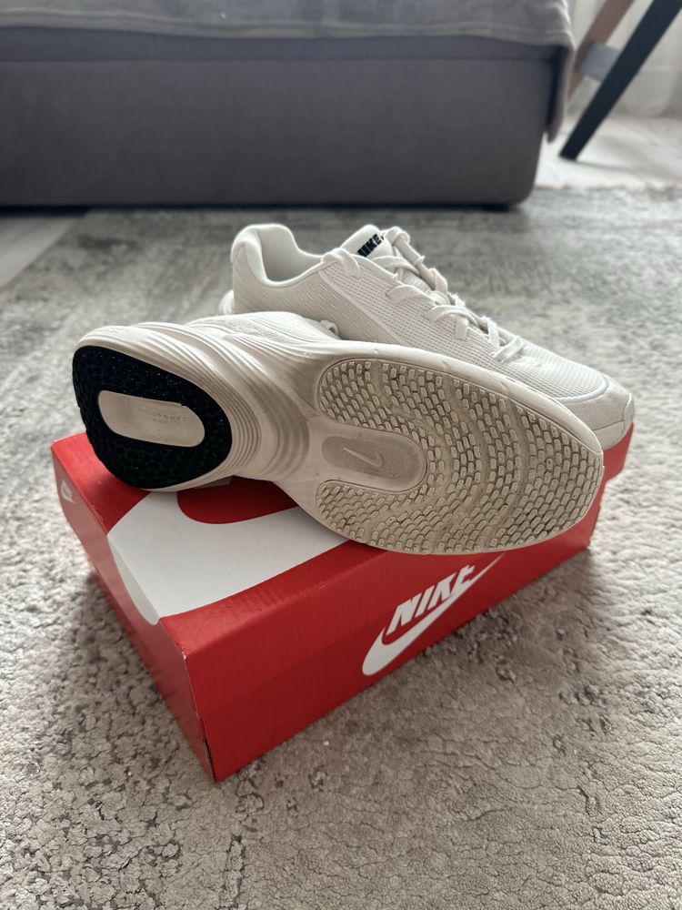 Кросівки чоловічі Nike Uplift Sc бежеві 43 р.