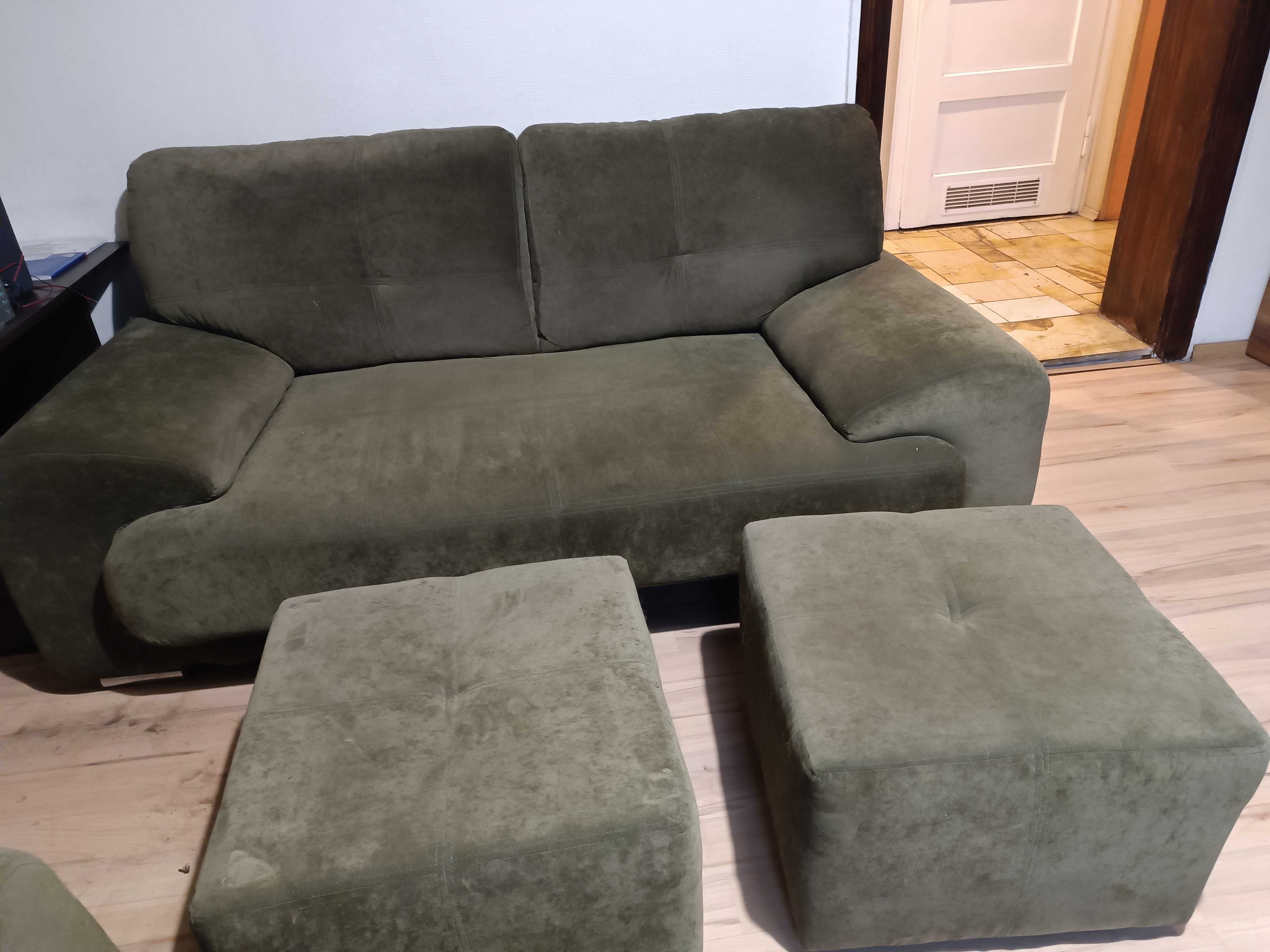 Nie rozkładana sofa + pufy