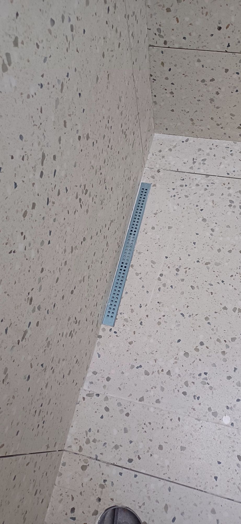 Remodelagem,  canalização, instalação de ladrilho e piso flutuante.