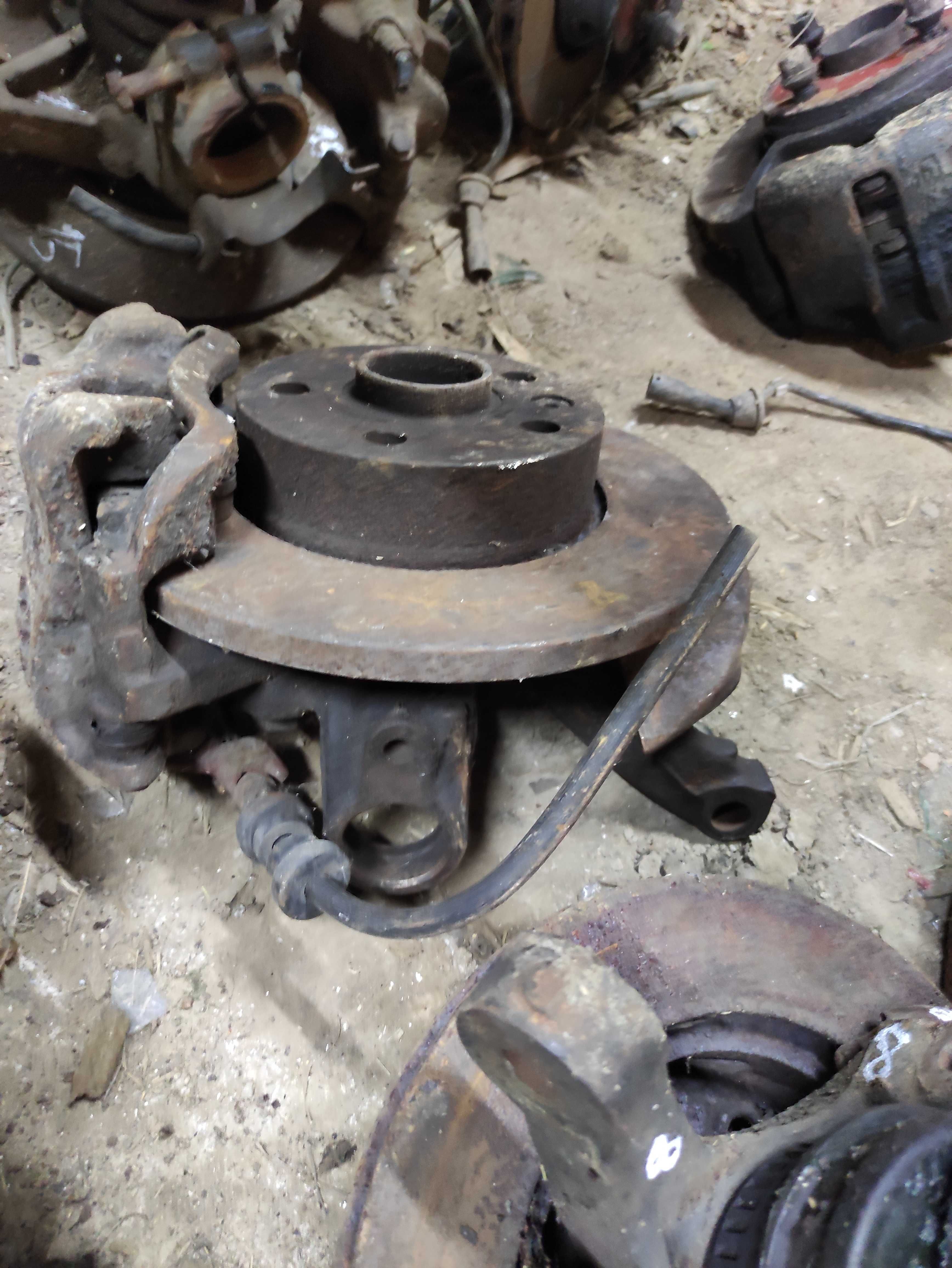 Цапфа ступиця Volkswagen t4 7D0407257A супорт поворотний кулак т4