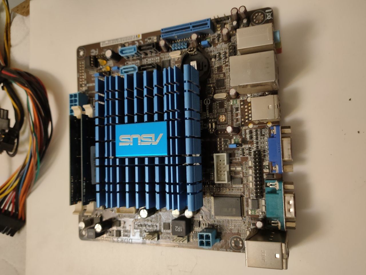 Mini-ATX asus at4nm10t-i + 3G  DDR3 Материська плата

Продам комплект: