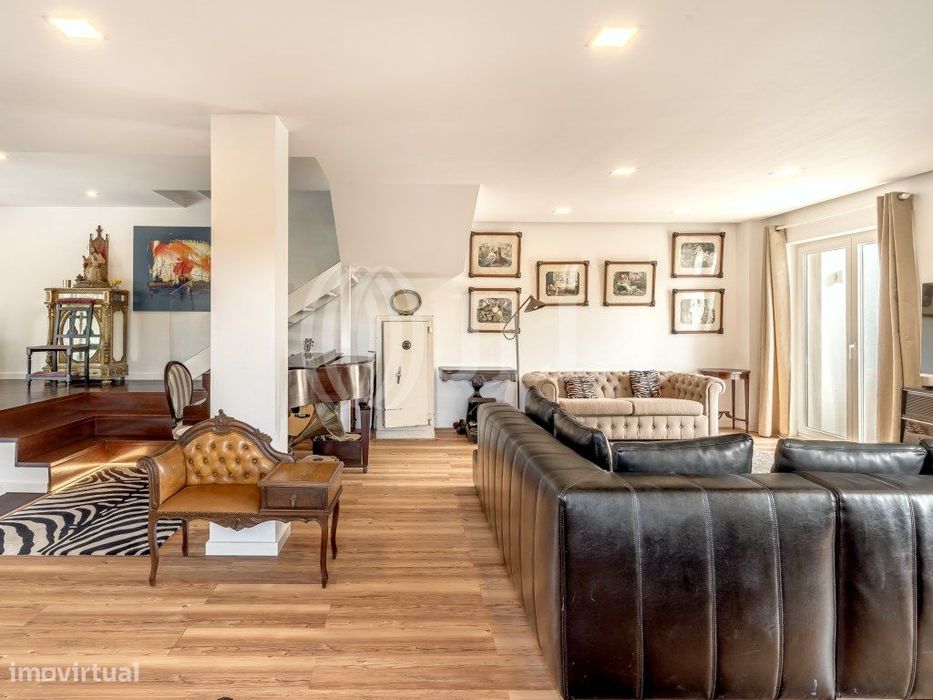 Moradia T4 com garagem e piscina, em Barcarena, Oeiras