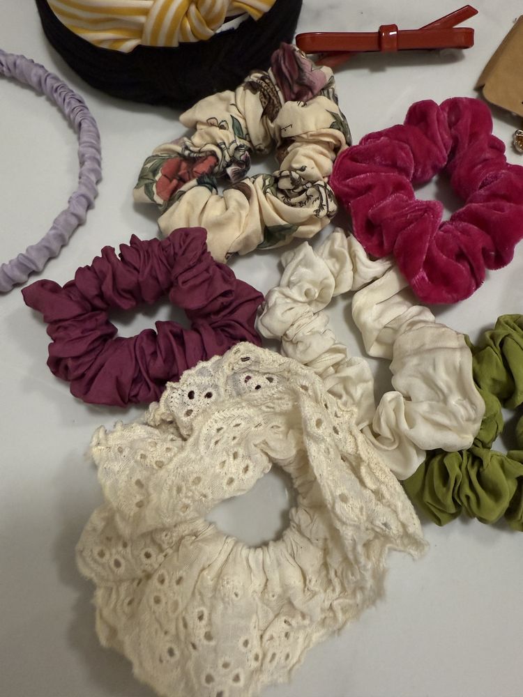 Zestaw scrunchie opasek kolczyków spinek