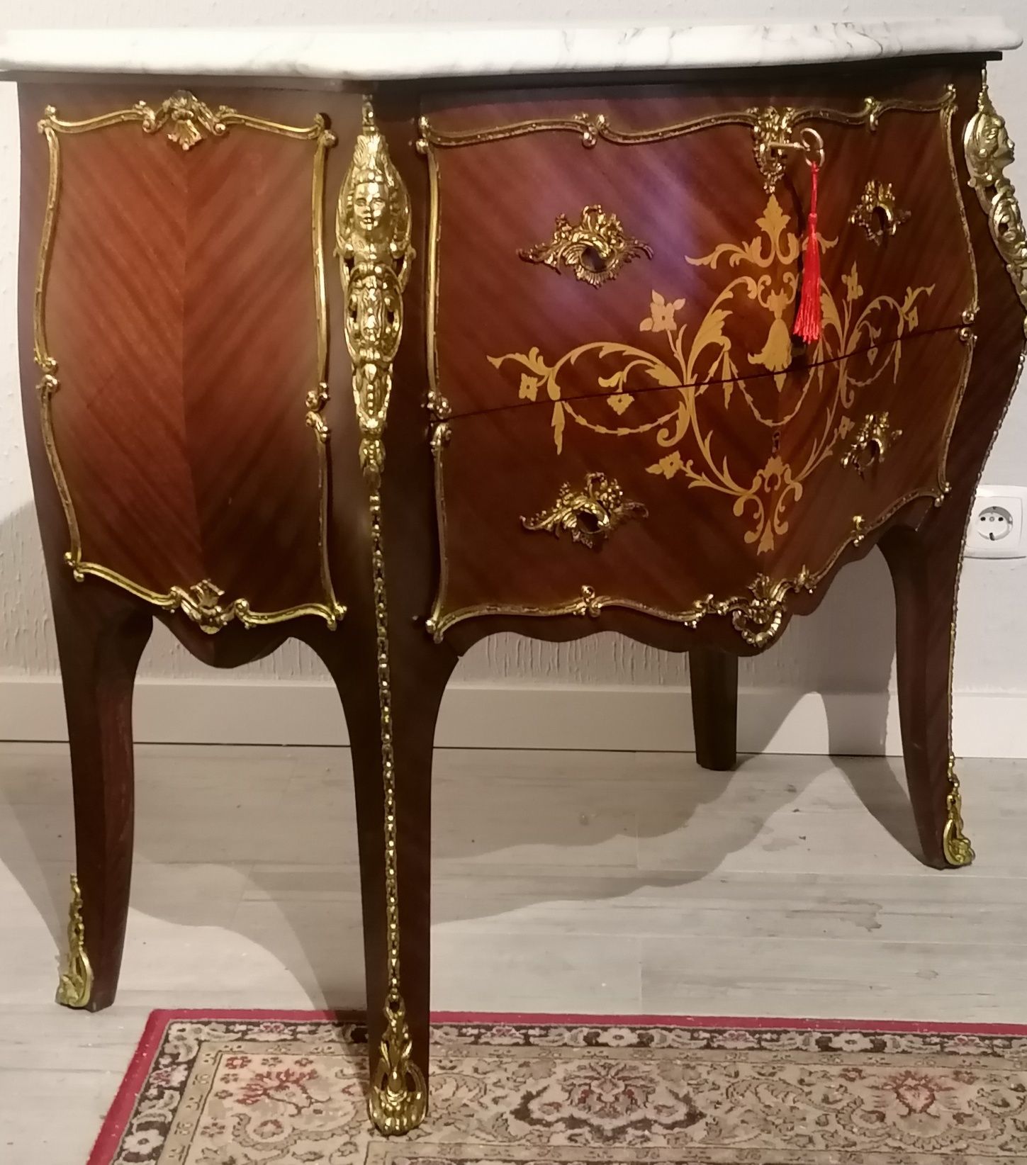 Clássica e Antiga Cómoda, estilo Luís XV.  Mármore, ferragens douradas