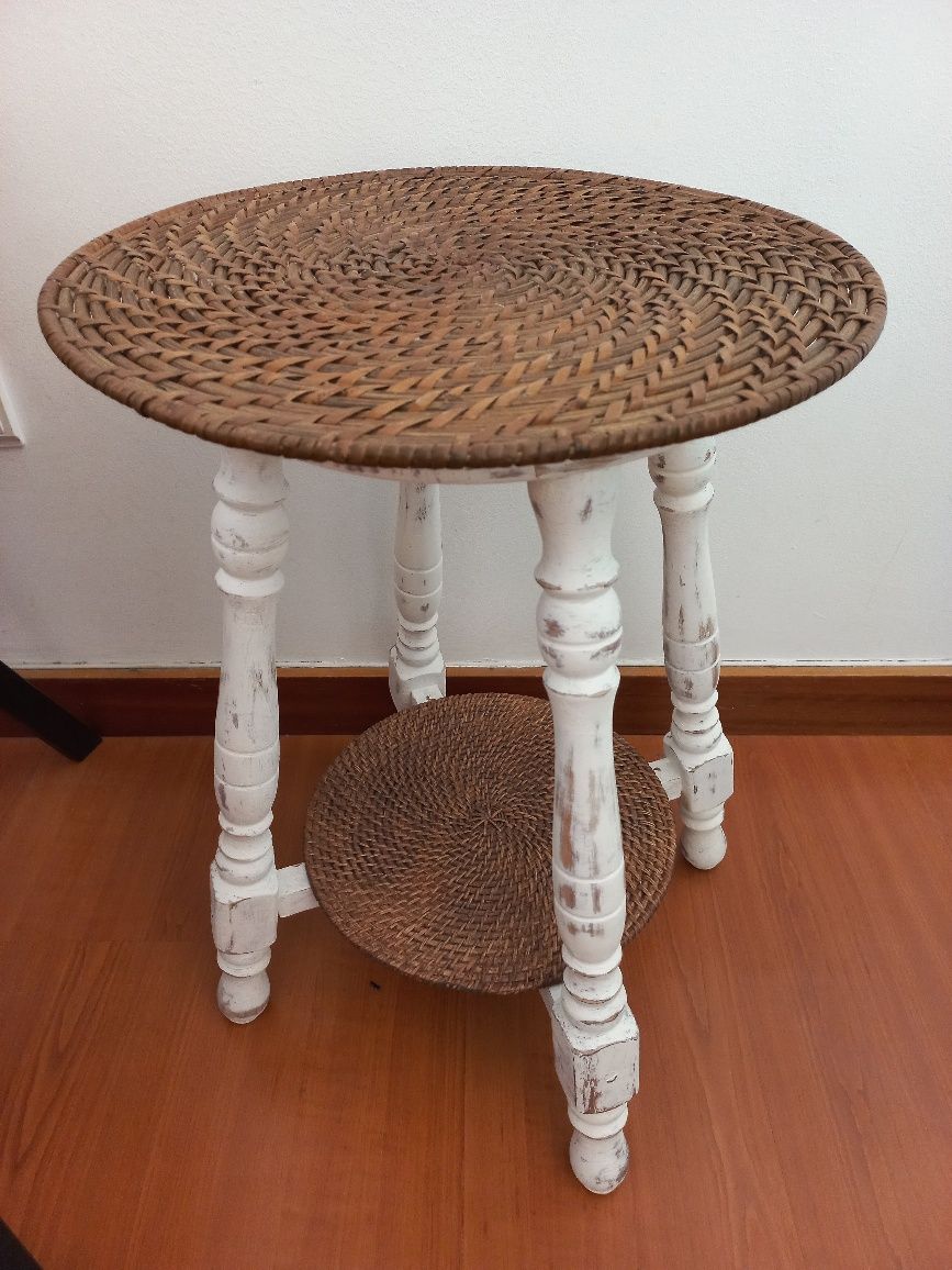 Pequena mesa de apoio restaurada