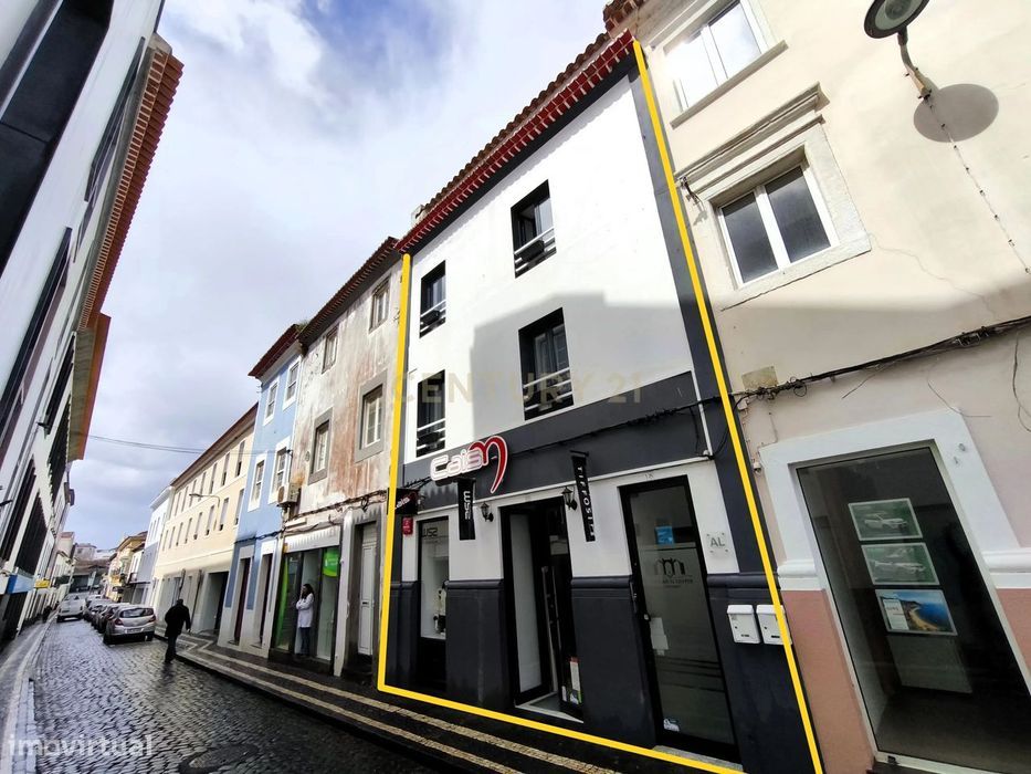 Edifício no Centro Histórico com Espaço Comercial e Três Apartamentos