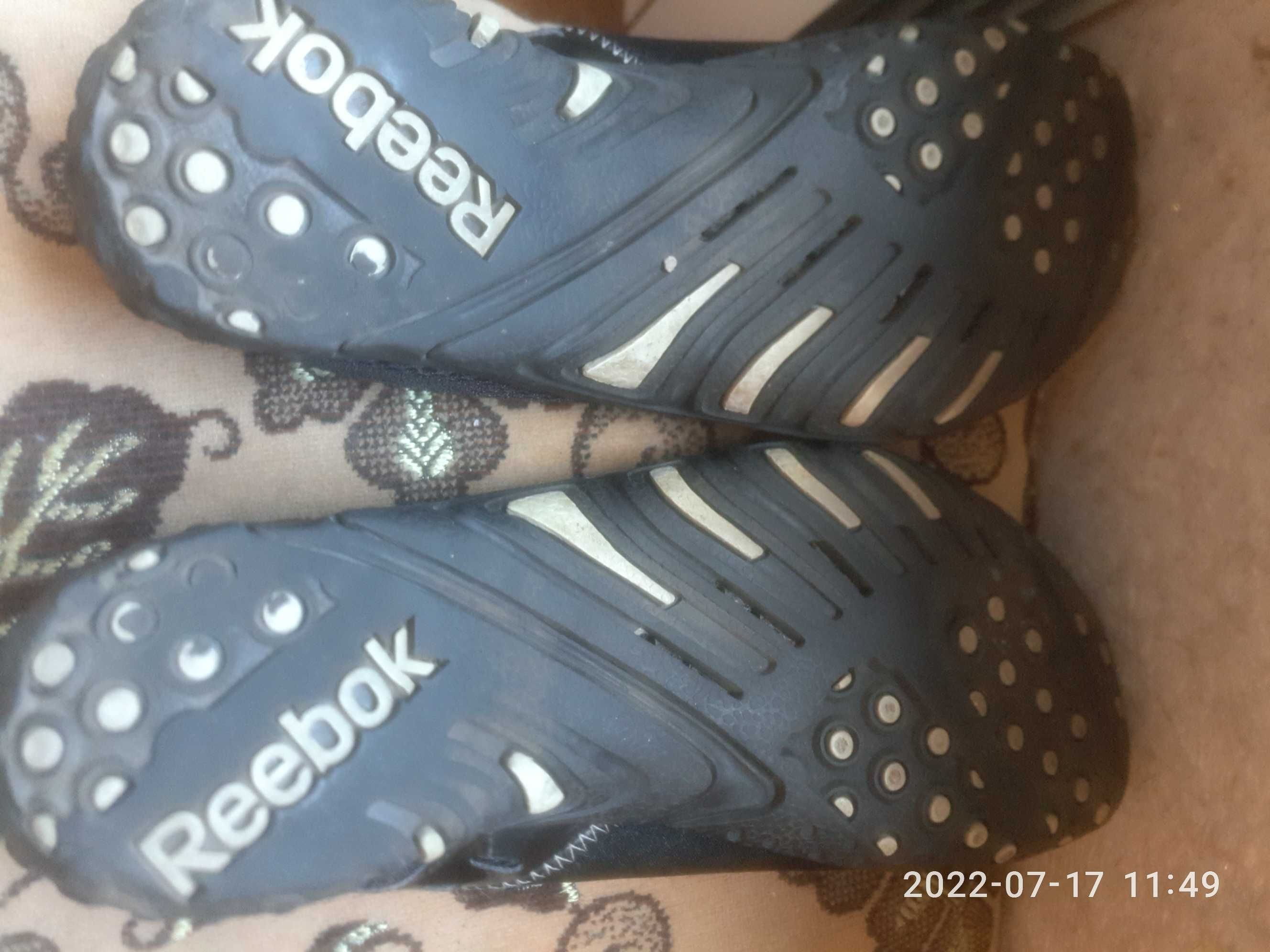 Кроссовки "Reebok''. Для купания в воде с плохим дном.