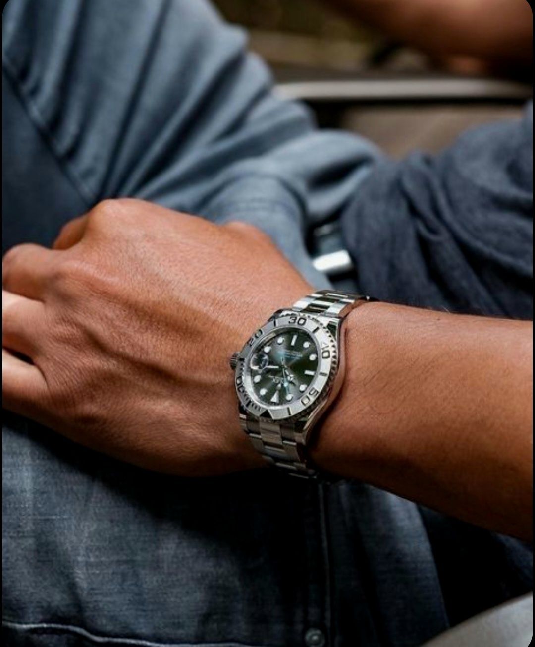 Relogio de luxo com mostrador preto e bezel prateado