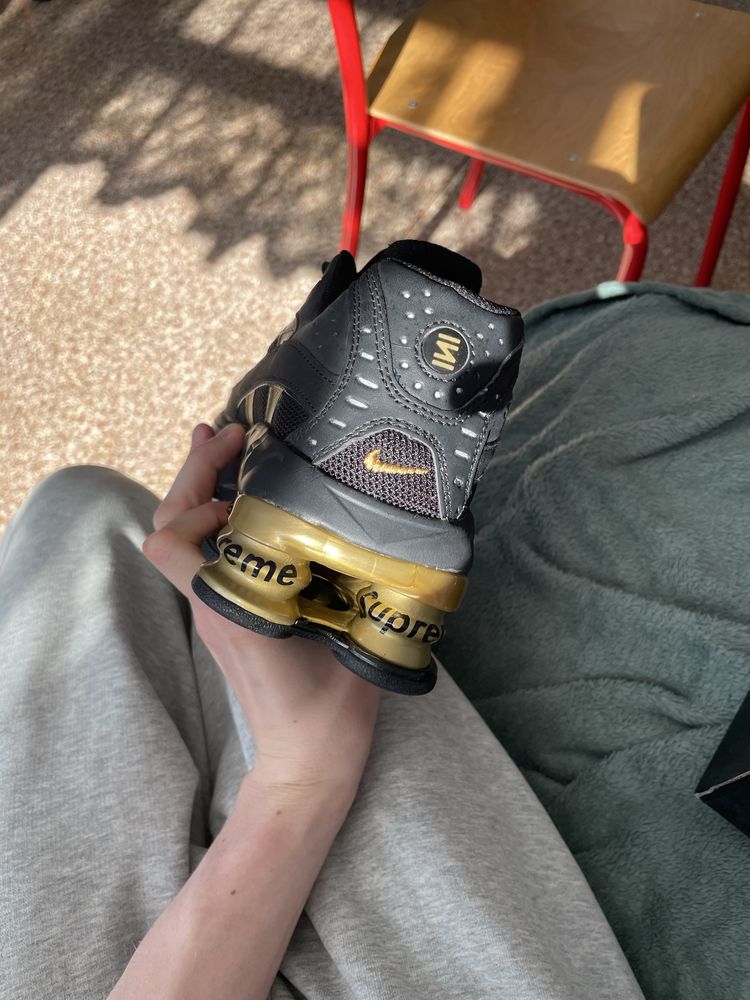 Buty nike shox supreme gold