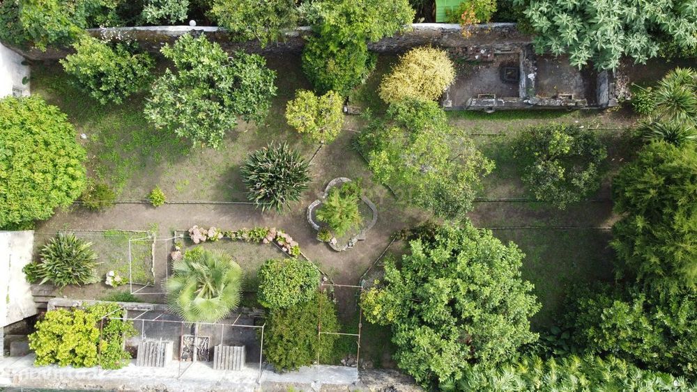 Moradia de estilo antigo com quintal no centro de Ponta Delgada