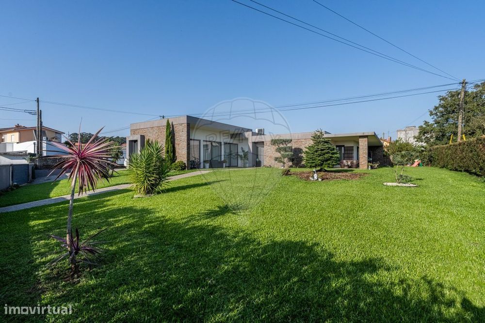Moradia térrea T3 + 1 isolada de arquitetura moderna em Esposende.