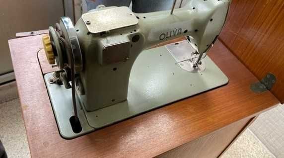 Máquina de costura Oliva com móvel