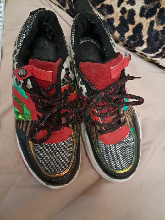 Кросівки жіночі у середньому стані