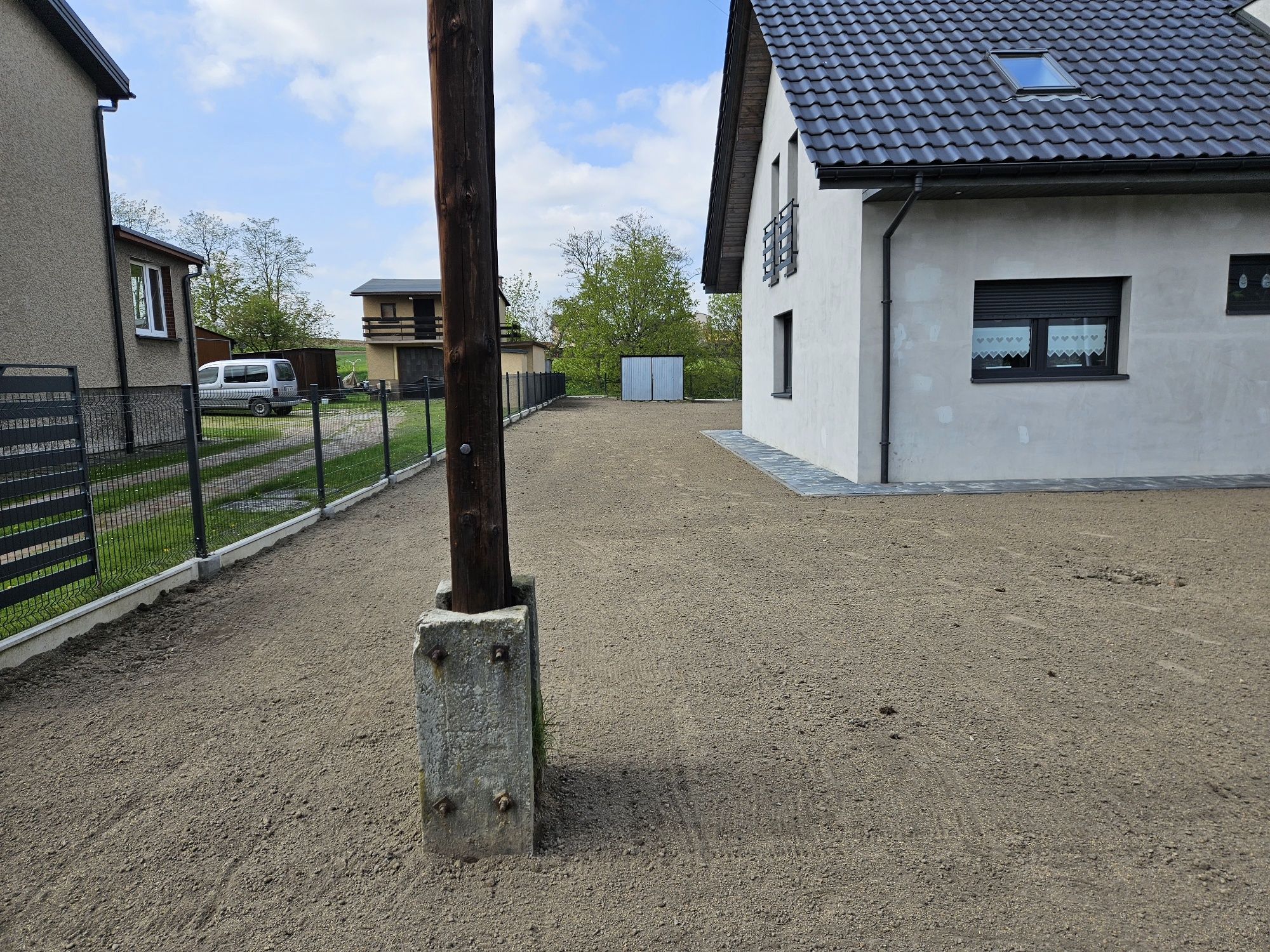 Wycinka tuji, równanie teru wywóz zalegającej ziemi ,sadzenie tuji