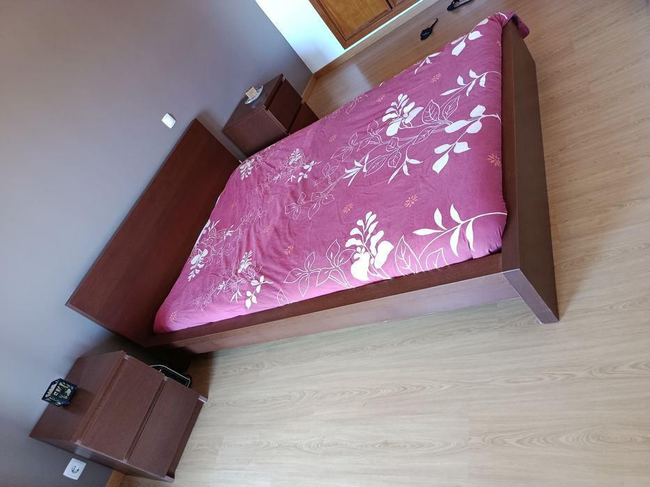 Cama colchão mesa cabeceira e estrado